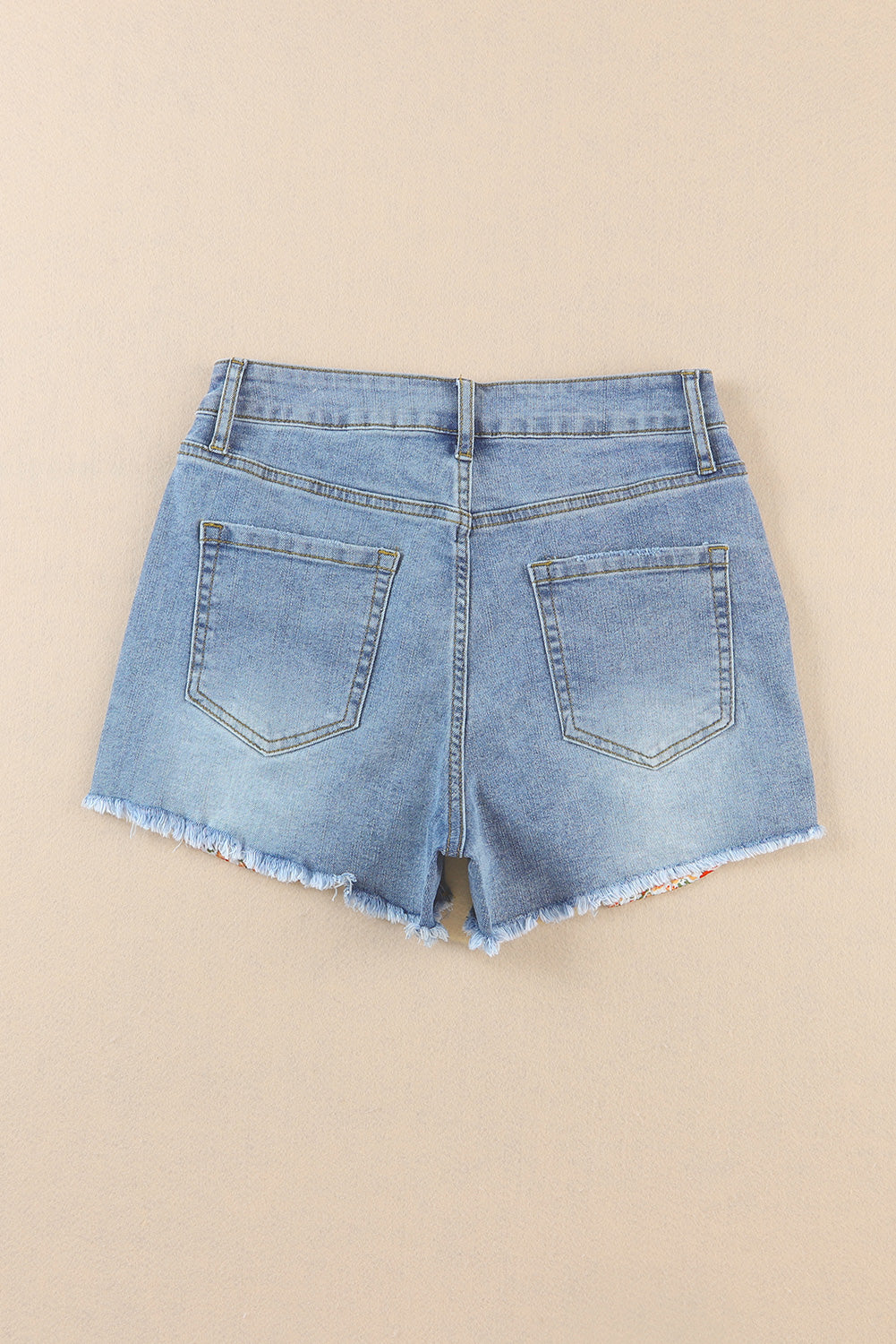 Short en jean bleu ciel à ourlet brut et insert en tricot floral