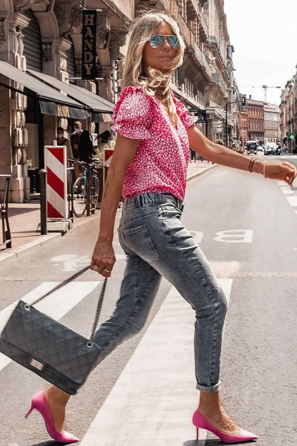 Chemise rose à manches volantées et boutonnée à imprimé abstrait