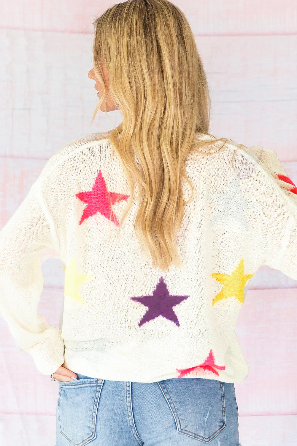 Pull ample blanc à motif d'étoiles colorées