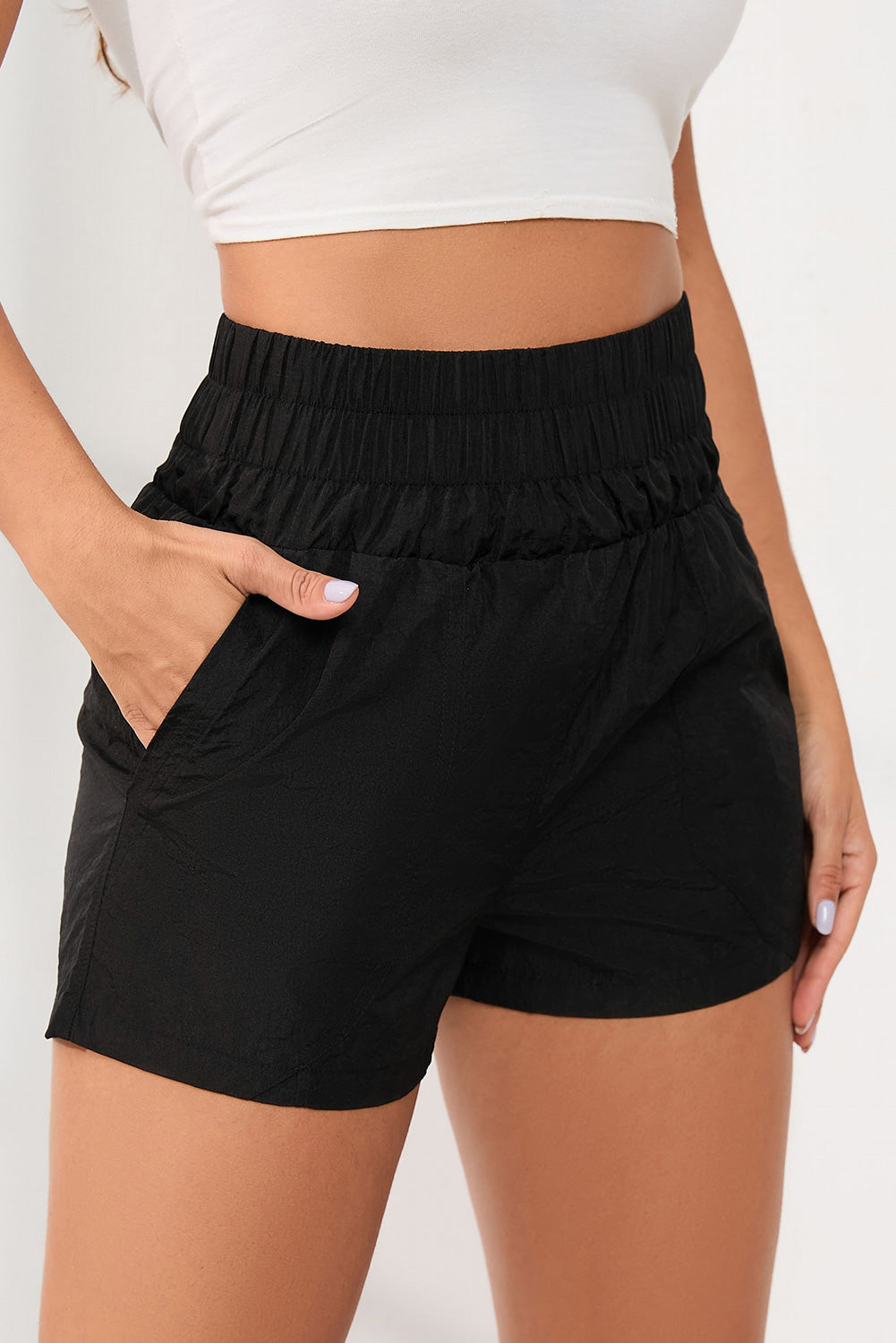 Short noir taille haute élastique avec poches latérales