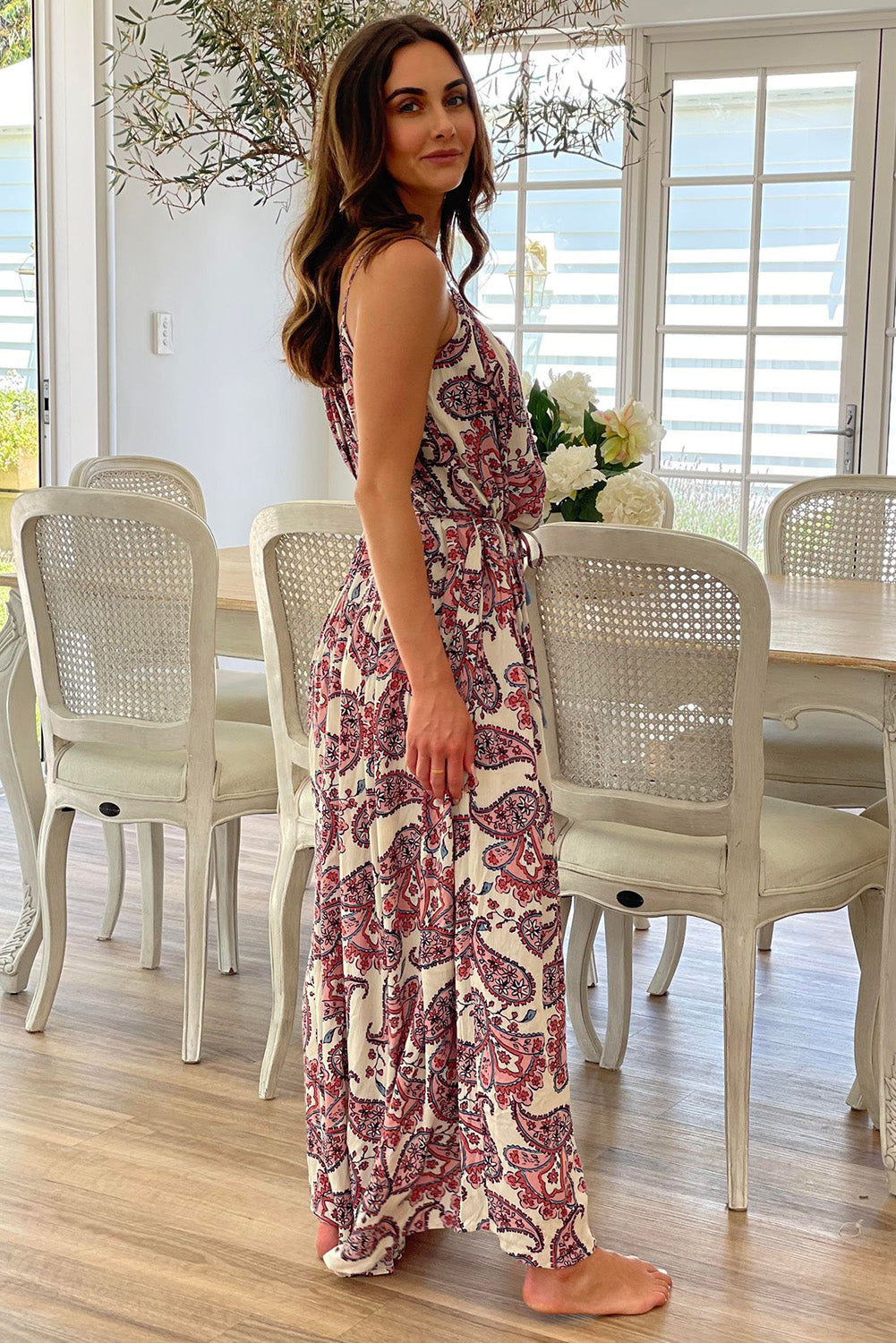 Robe longue blanche à bretelles spaghetti et imprimé cachemire Boho