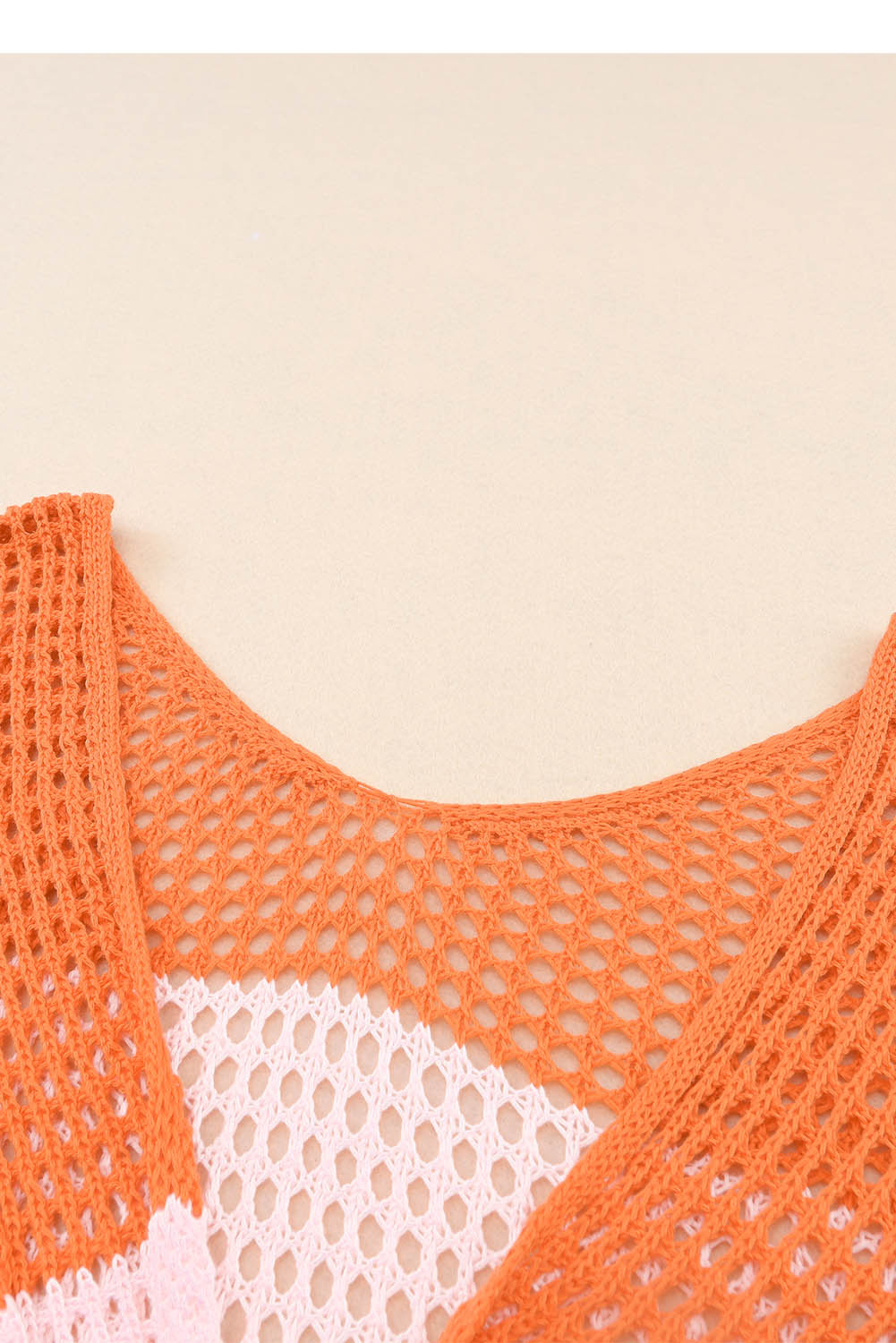 Haut en tricot rose à manches longues avec œillets et bloc de couleur dans le dos torsadé