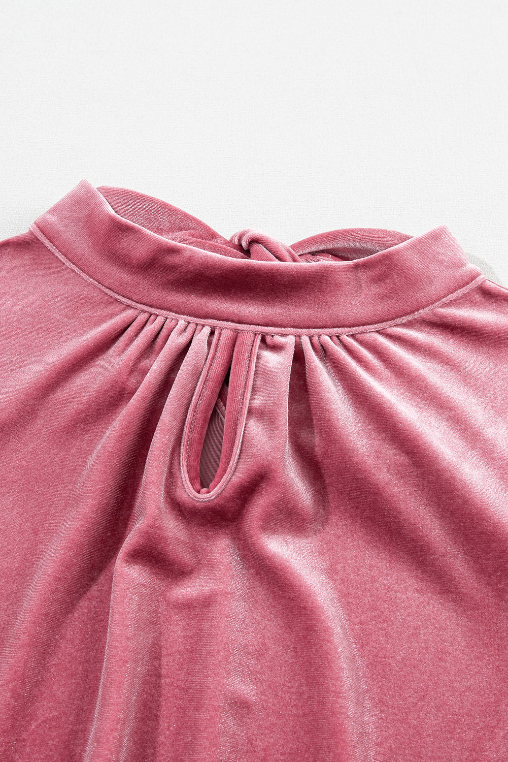 Blouse en velours rouge à col montant et manches bouffantes