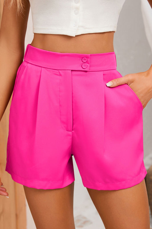 Short tailleur plissé rose avec boutons sur le devant