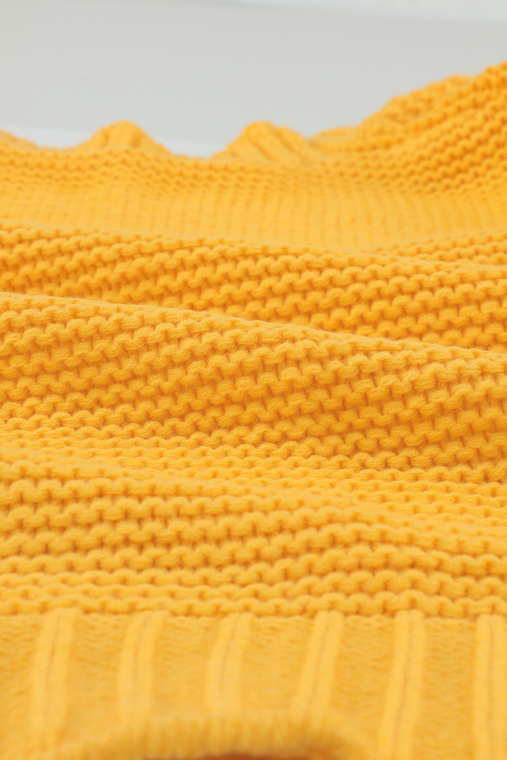 Cardigan jaune en grosse maille ouvert sur le devant