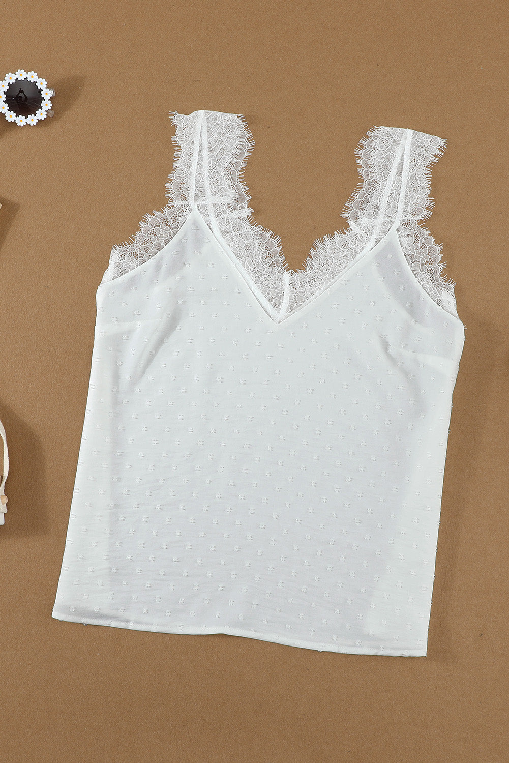 Débardeur camisole blanc à col en V et cils 