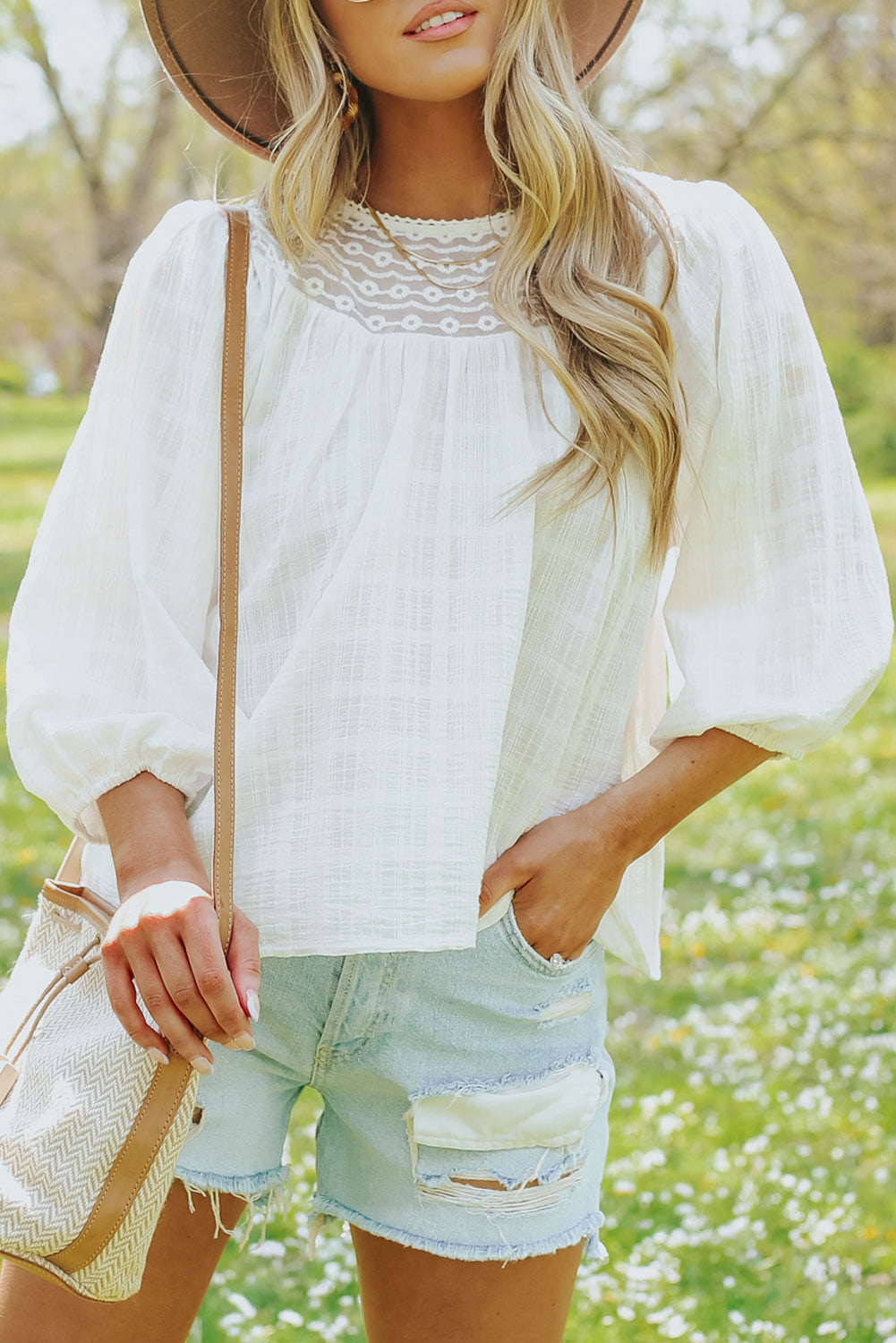 Blouse froncée contrastée en dentelle texturée blanche 