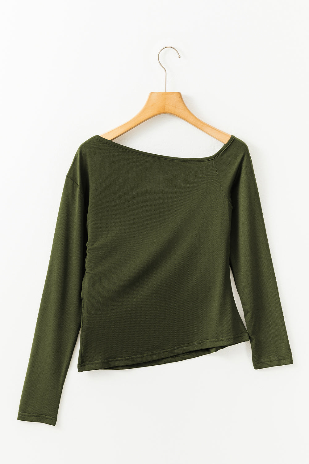 Haut en tricot vert à manches longues et encolure asymétrique