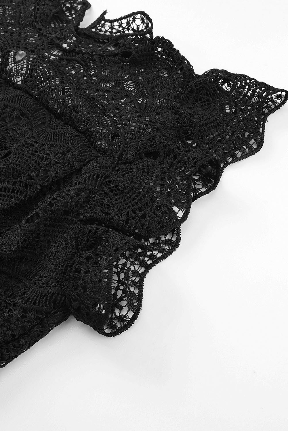 Robe plissée fluide à col haut et corsage en dentelle de grande taille noire 