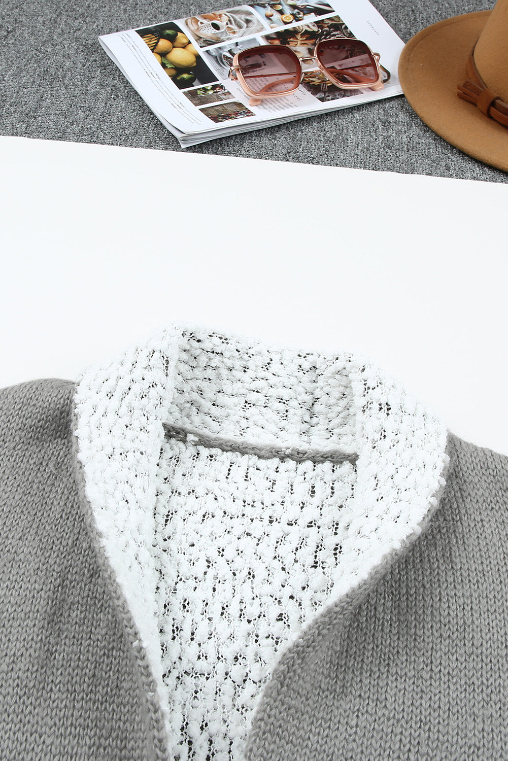 Cardigan en tricot gris à longues poches ouvert sur le devant