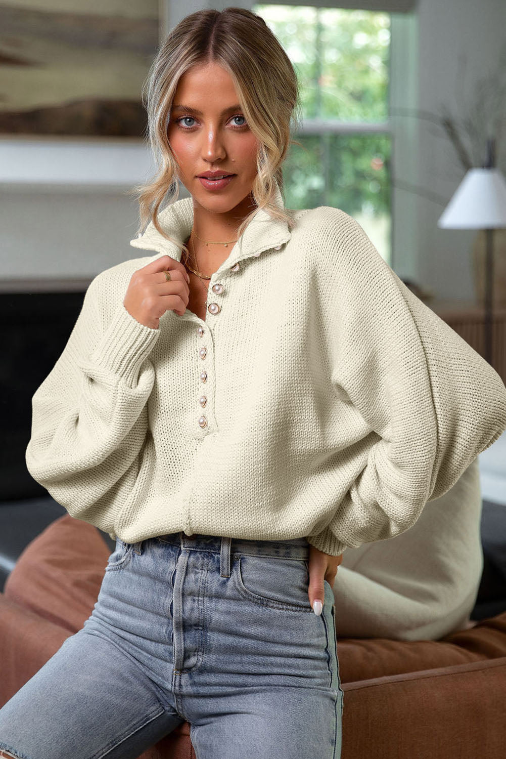 Pull beige à manches chauve-souris et col montant boutonné avec perles