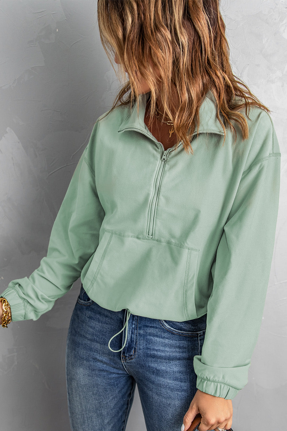 Sweat-shirt vert avec fermeture éclair et poches sur le devant