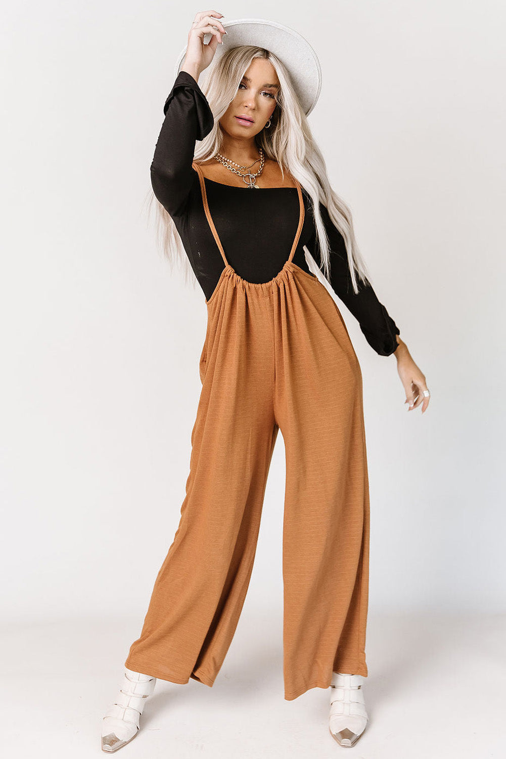 Pantalon orange à bretelles larges et taille haute