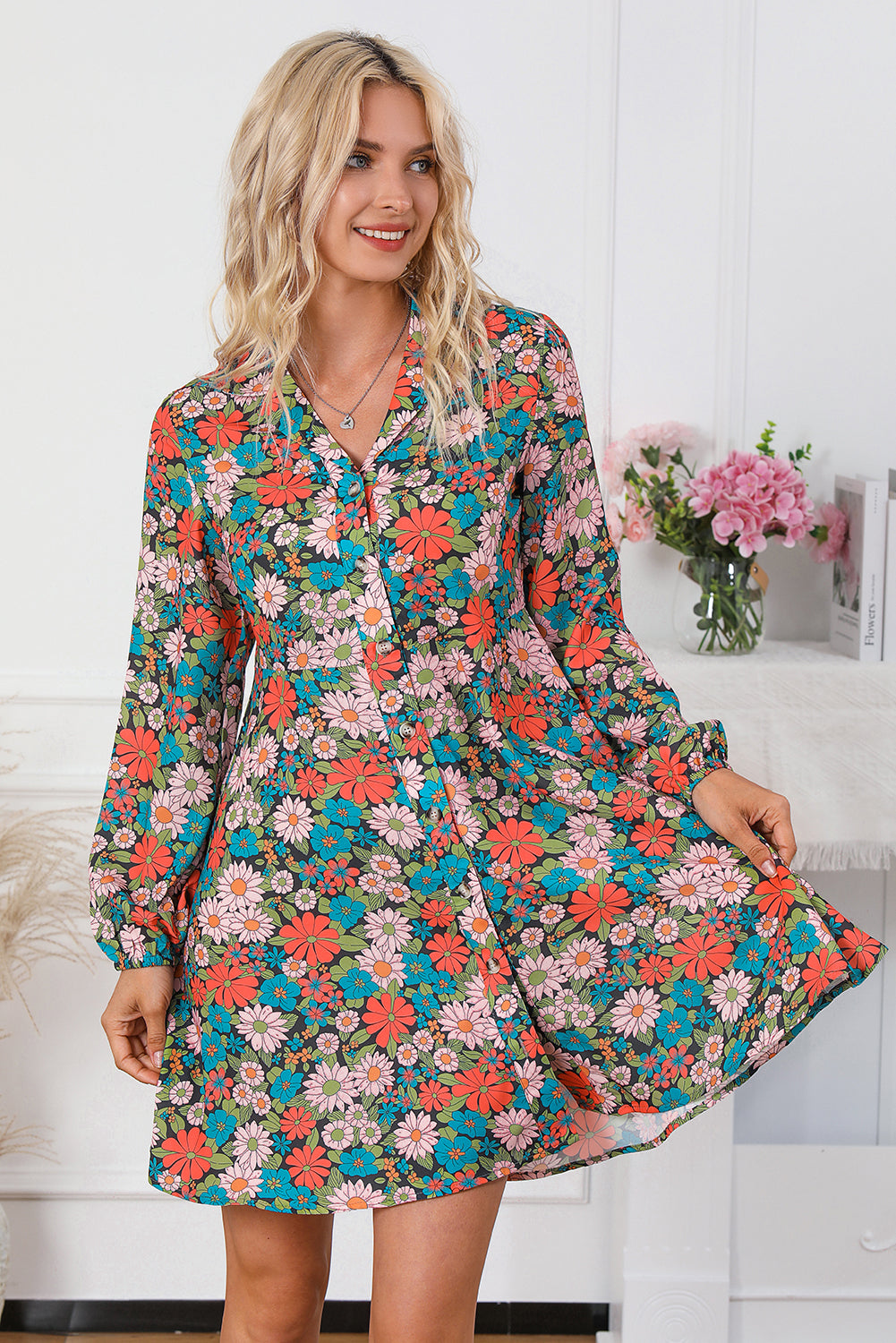 Robe chemise multicolore à imprimé floral vibrant, col à revers, fermeture boutonnée