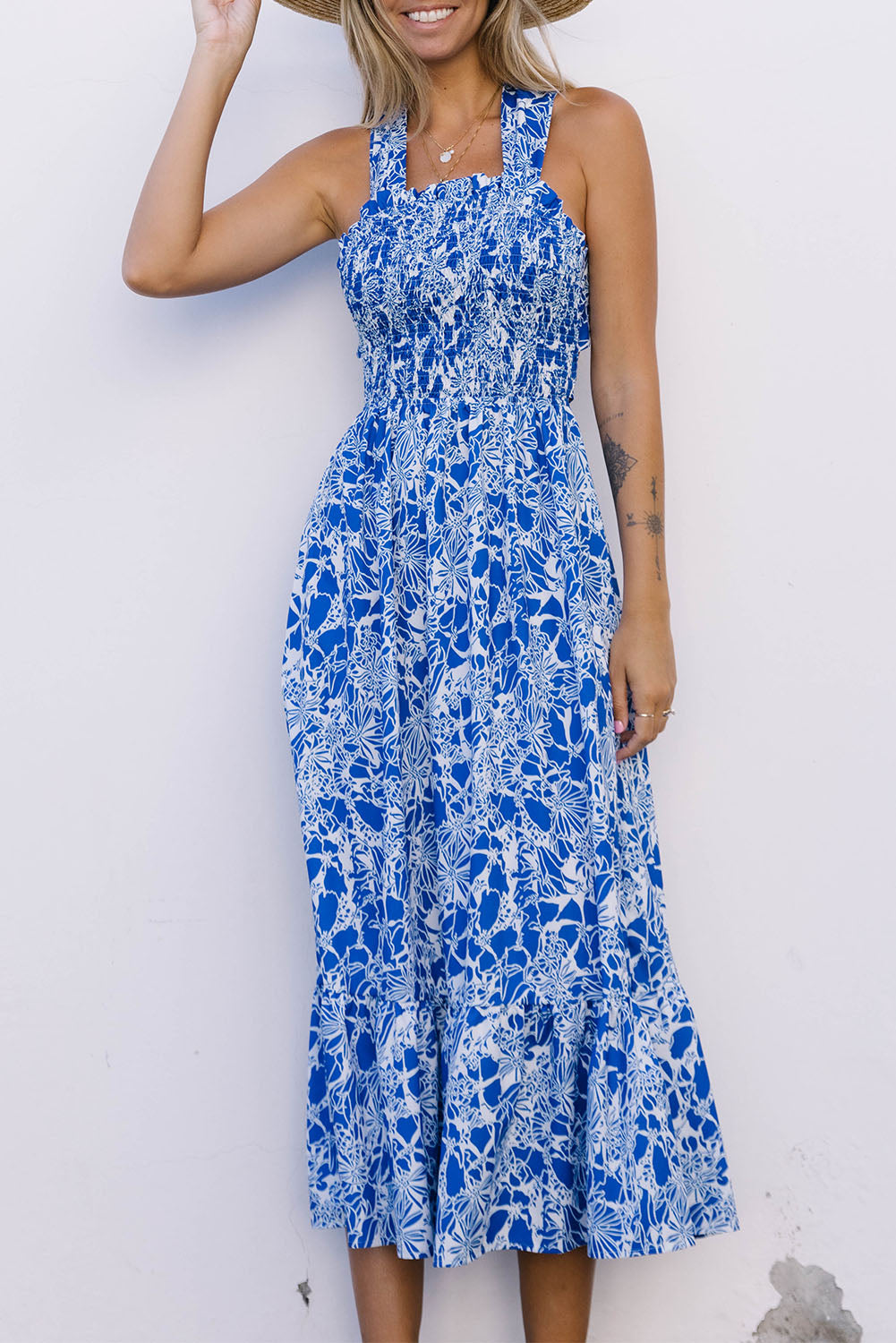 Robe mi-longue bleue à imprimé floral, smockée, croisée et nouée au dos