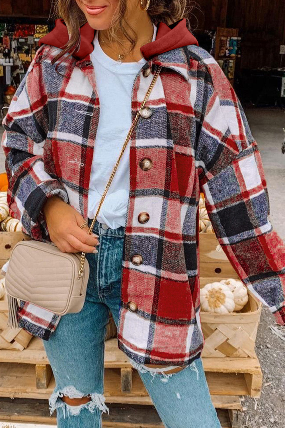 Veste rouge à capuche à carreaux boutonnée sur le devant