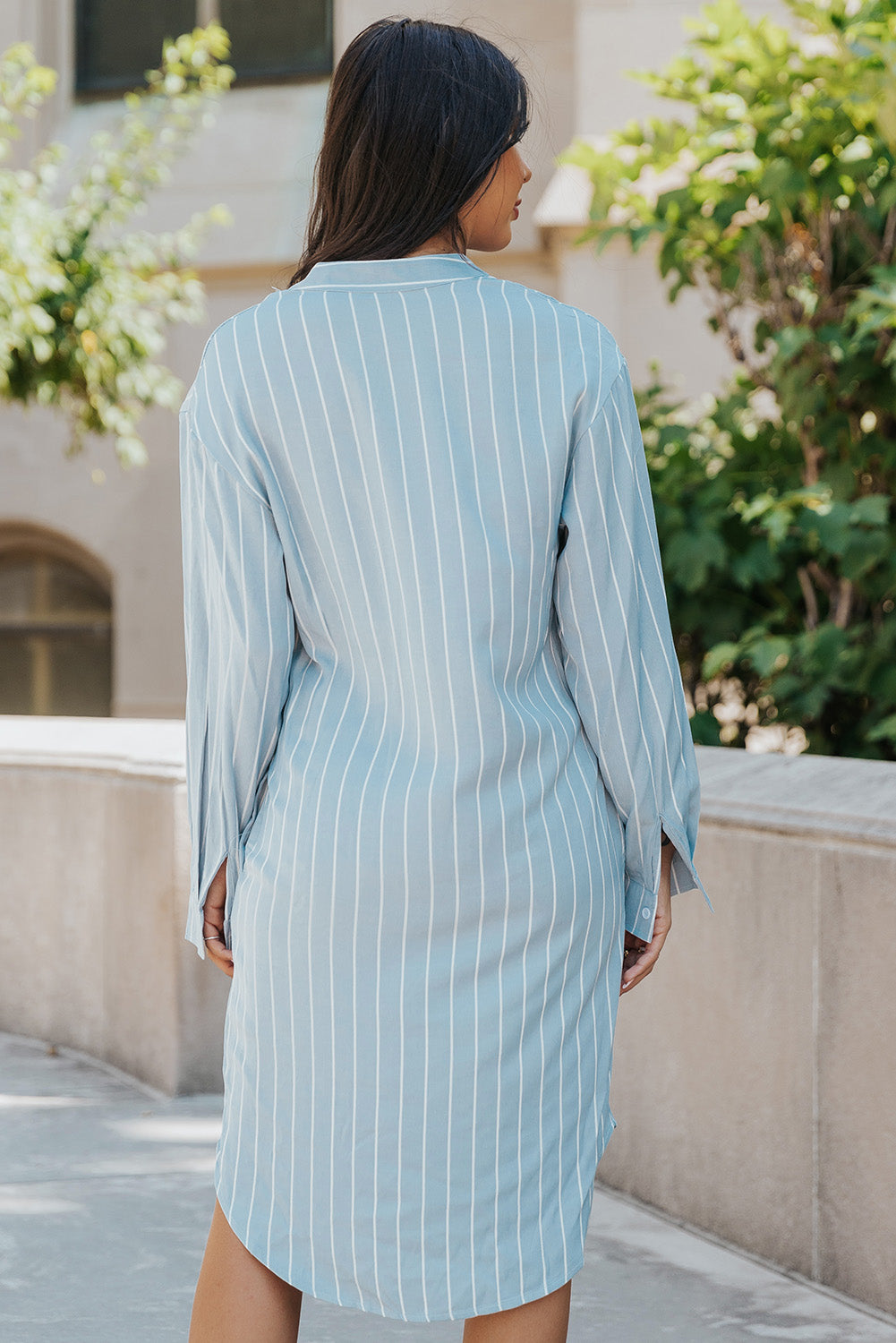 Robe chemise mi-longue à rayures bleu ciel avec ceinture