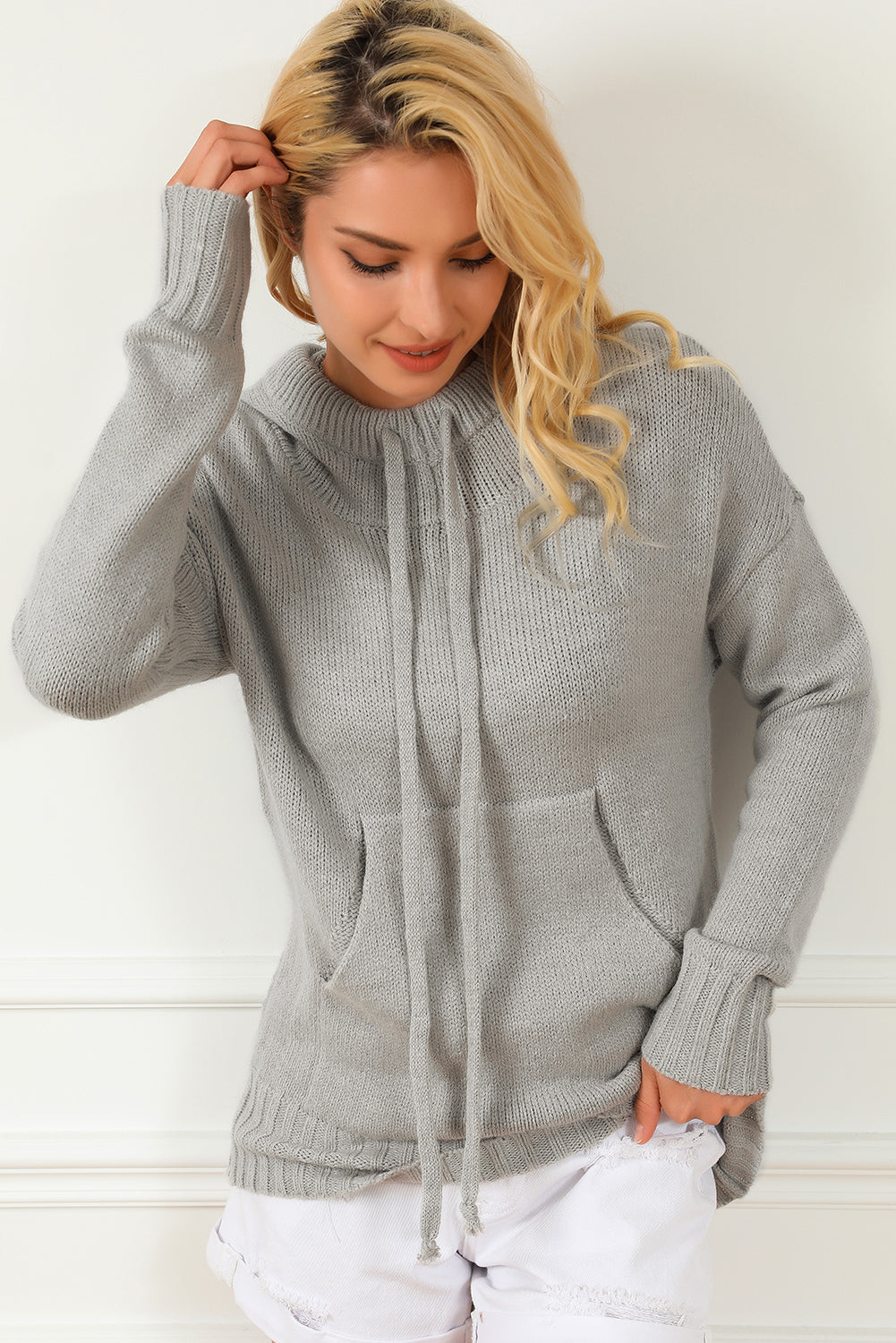 Pull à capuche gris avec cordon de serrage et col bénitier