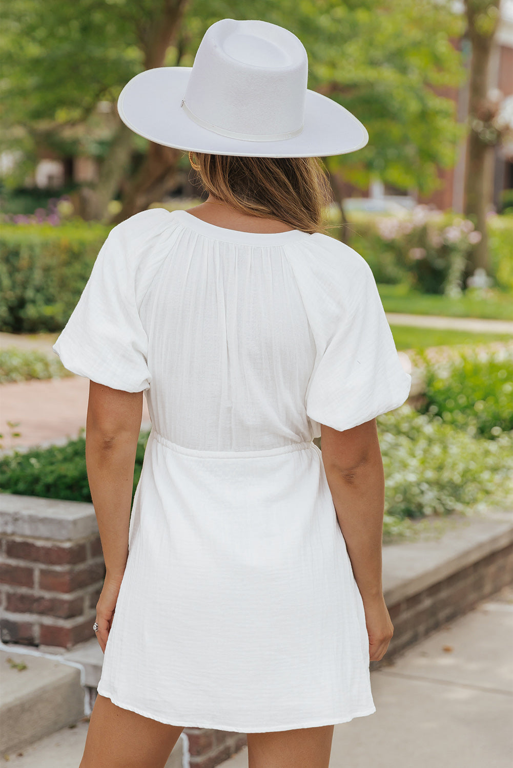 Robe chemise blanche à manches bouffantes et cordon de serrage avec poches