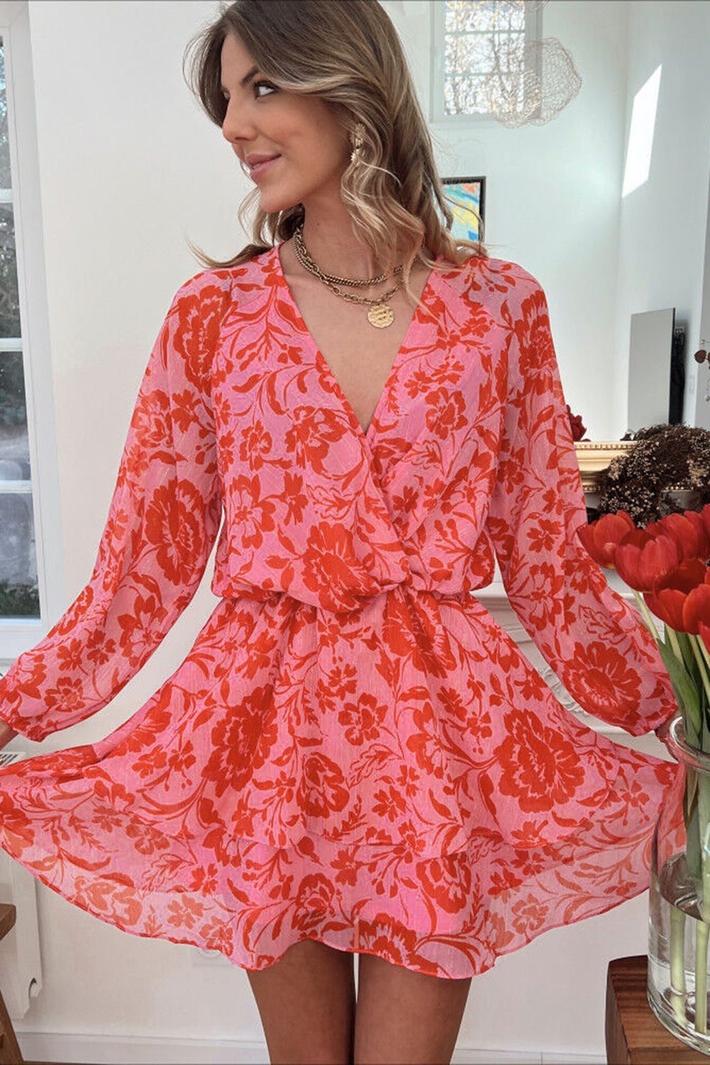 Robe rouge à volants et manches bouffantes superposées à fleurs