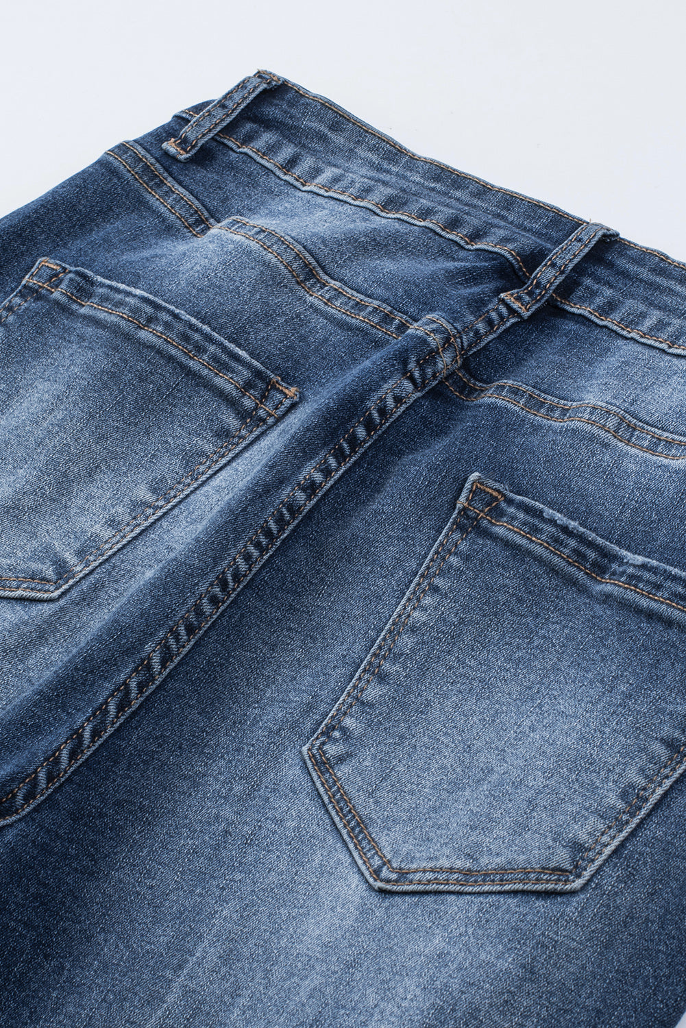 Jean skinny effet vieilli bleu ciel avec braguette zippée et bouton asymétrique