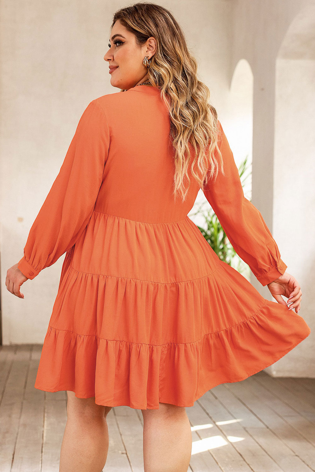 Robe orange brodée à volants et volants de grande taille