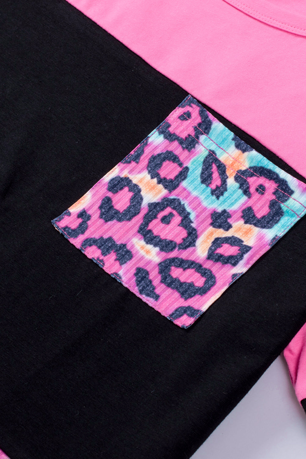 T-shirt texturé à blocs de couleurs à imprimé léopard rose 