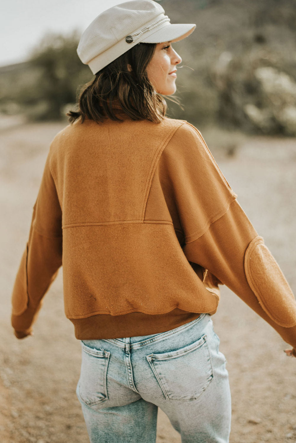 Sweat-shirt marron à col zippé et grande poche à rabat avec coutures apparentes