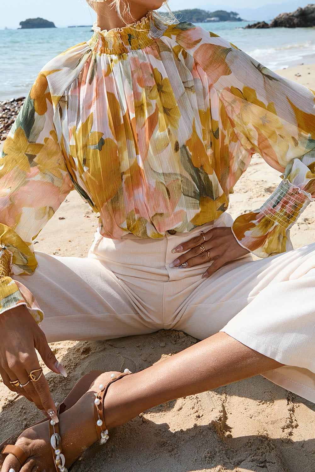 Blouse jaune à imprimé floral et manches volantées à col montant