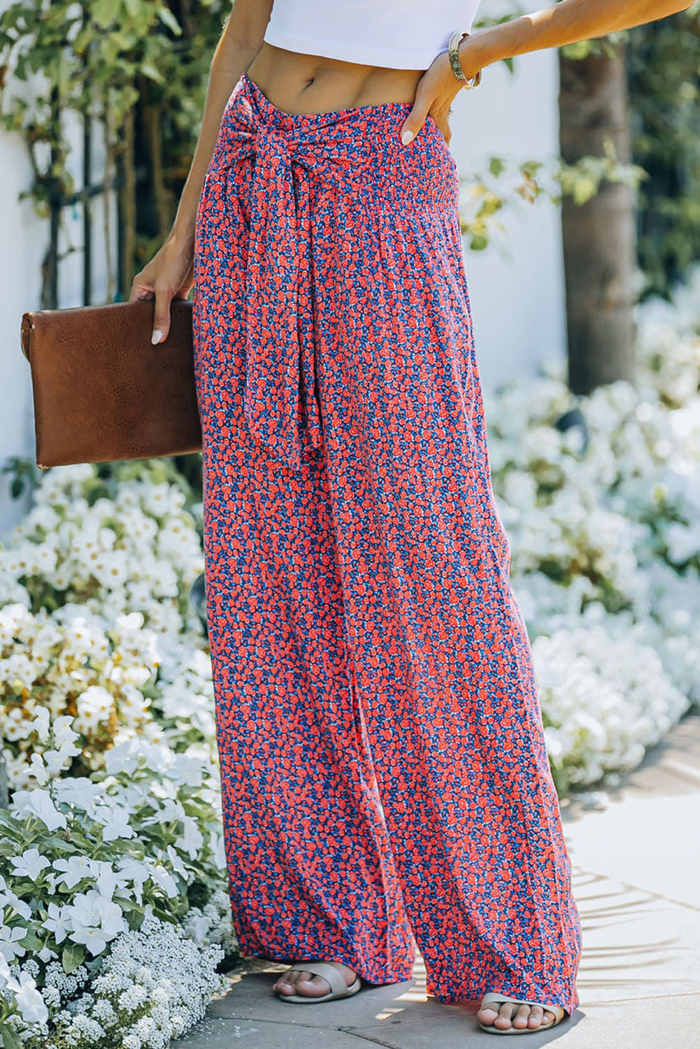 Pantalon large à petites fleurs et imprimé floral noué sur le devant 