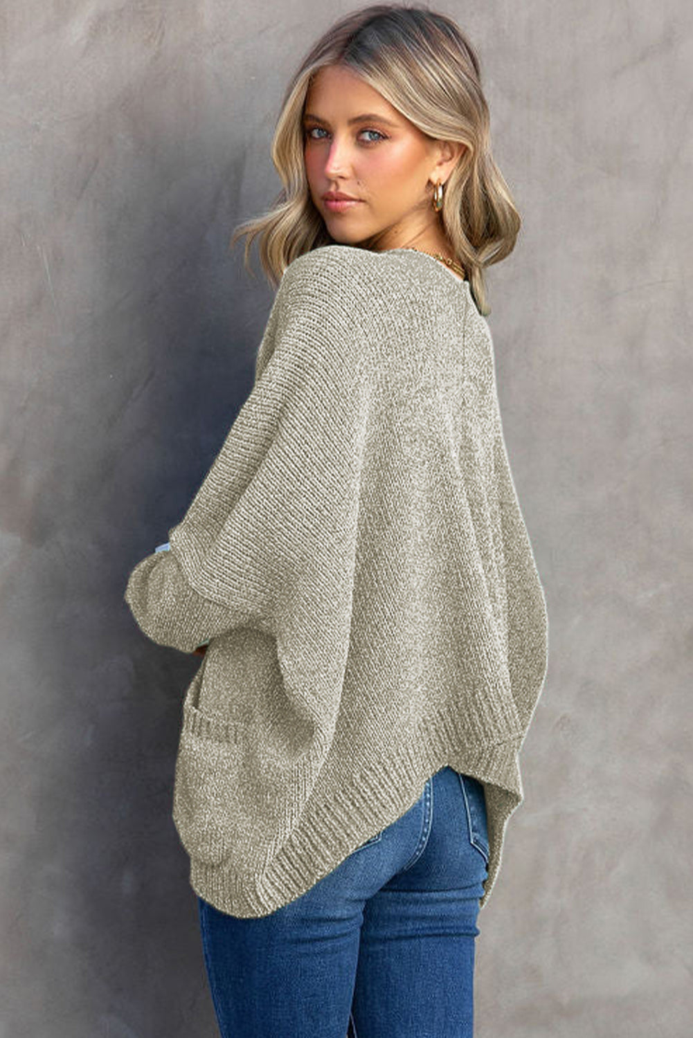 Cardigan pull gris avec poches sur le devant et boutons