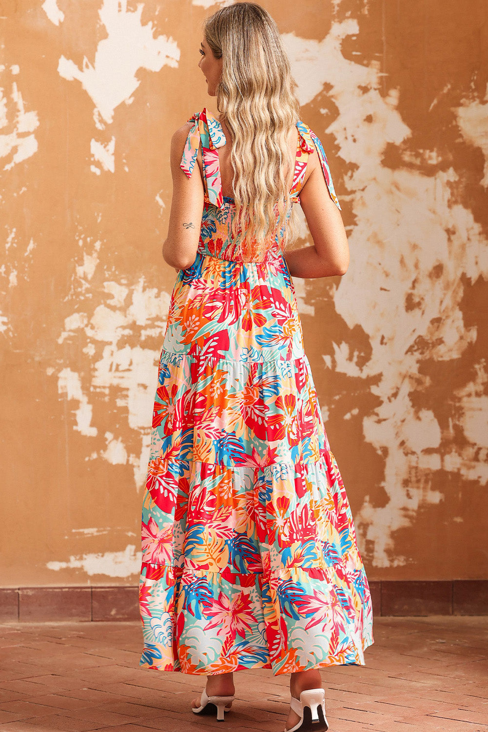 Robe longue multicolore à volants smockés et imprimé tropical vibrant