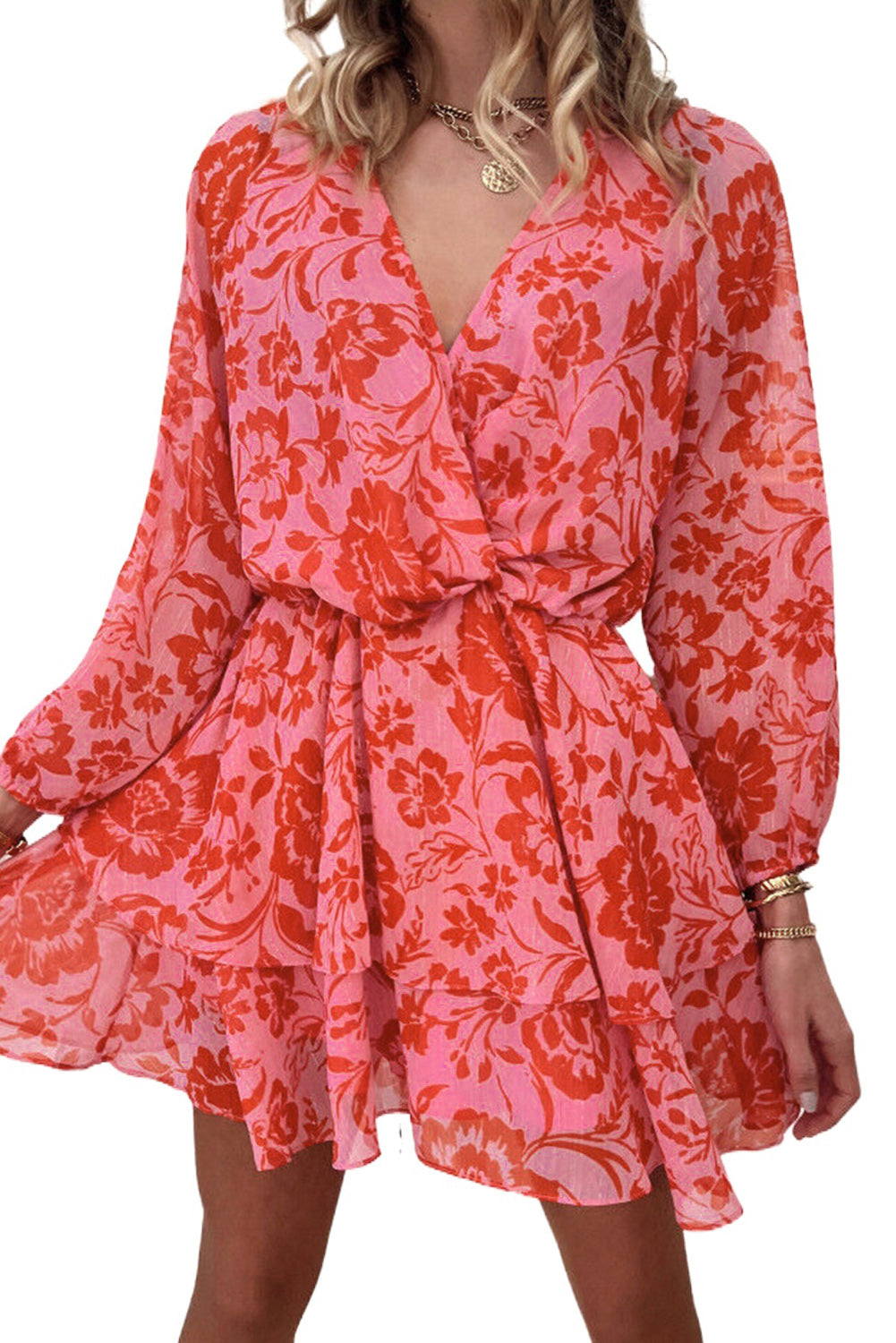 Robe rouge à volants et manches bouffantes superposées à fleurs