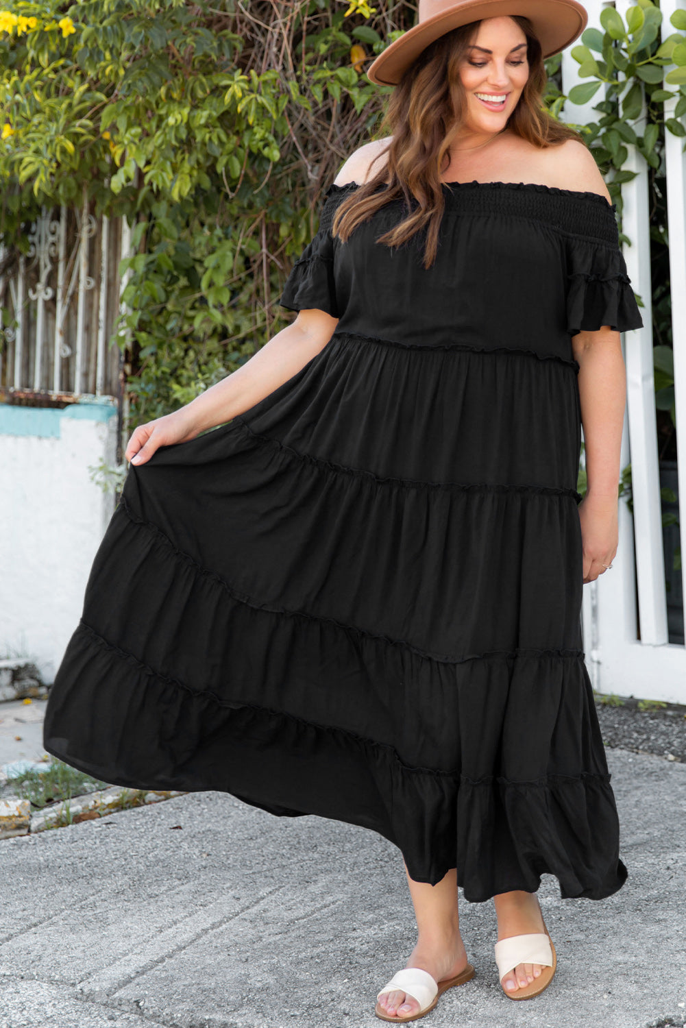 Robe longue noire à volants et épaules dénudées de grande taille