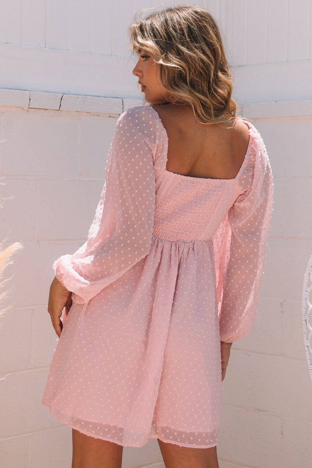 Mini-robe smockée rose à manches bouffantes et pois suisses