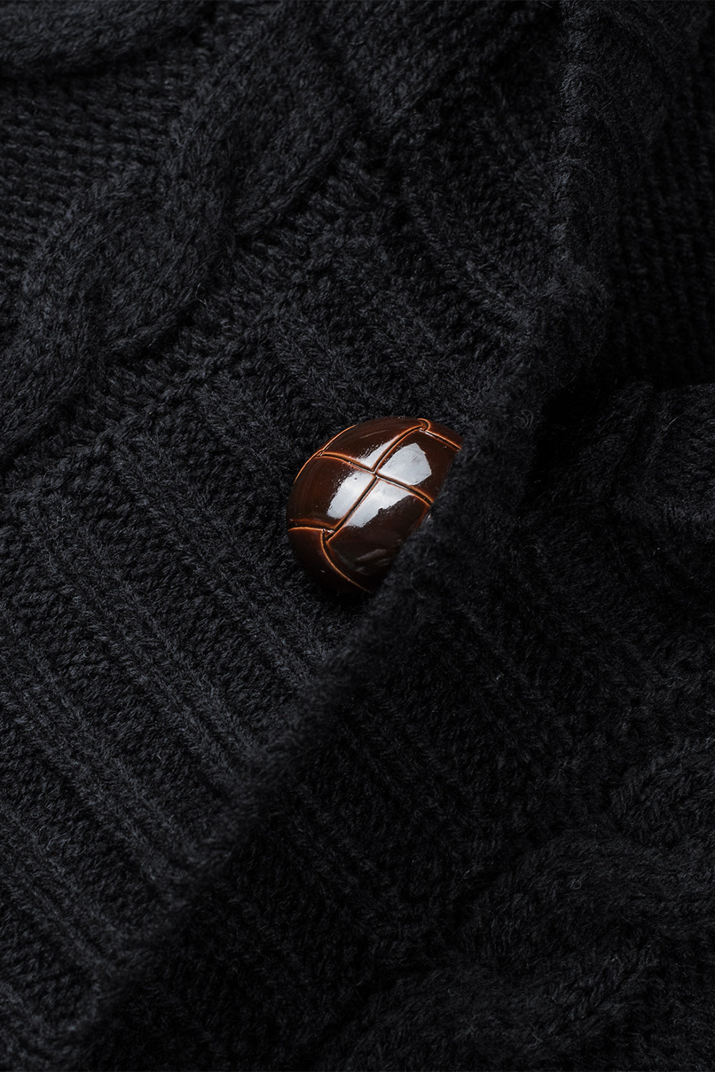 Cardigan à capuche noir en tricot à motif torsadé boutonné sur le devant 