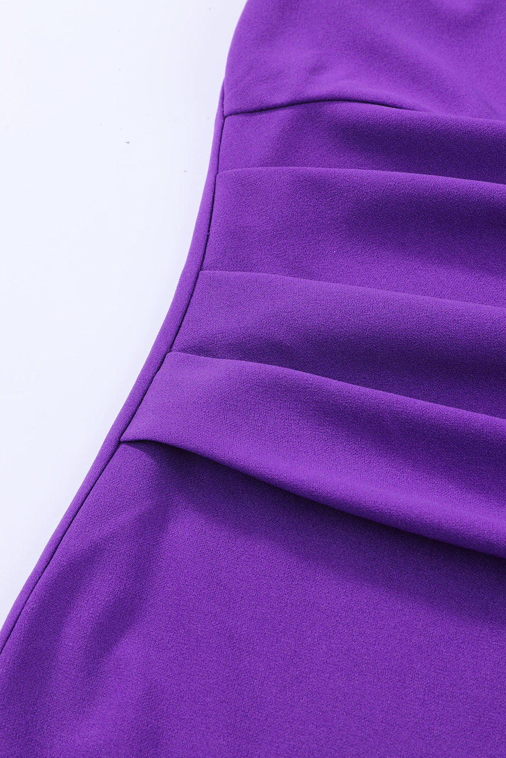 Robe longue ajustée et évasée plissée à col en V de grande taille violet