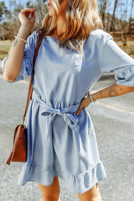 Robe en jean ceinturée à manches mi-longues et à volants bleu ciel