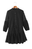 Mini-robe noire en dentelle au crochet avec cordon de serrage taille haute et col en V