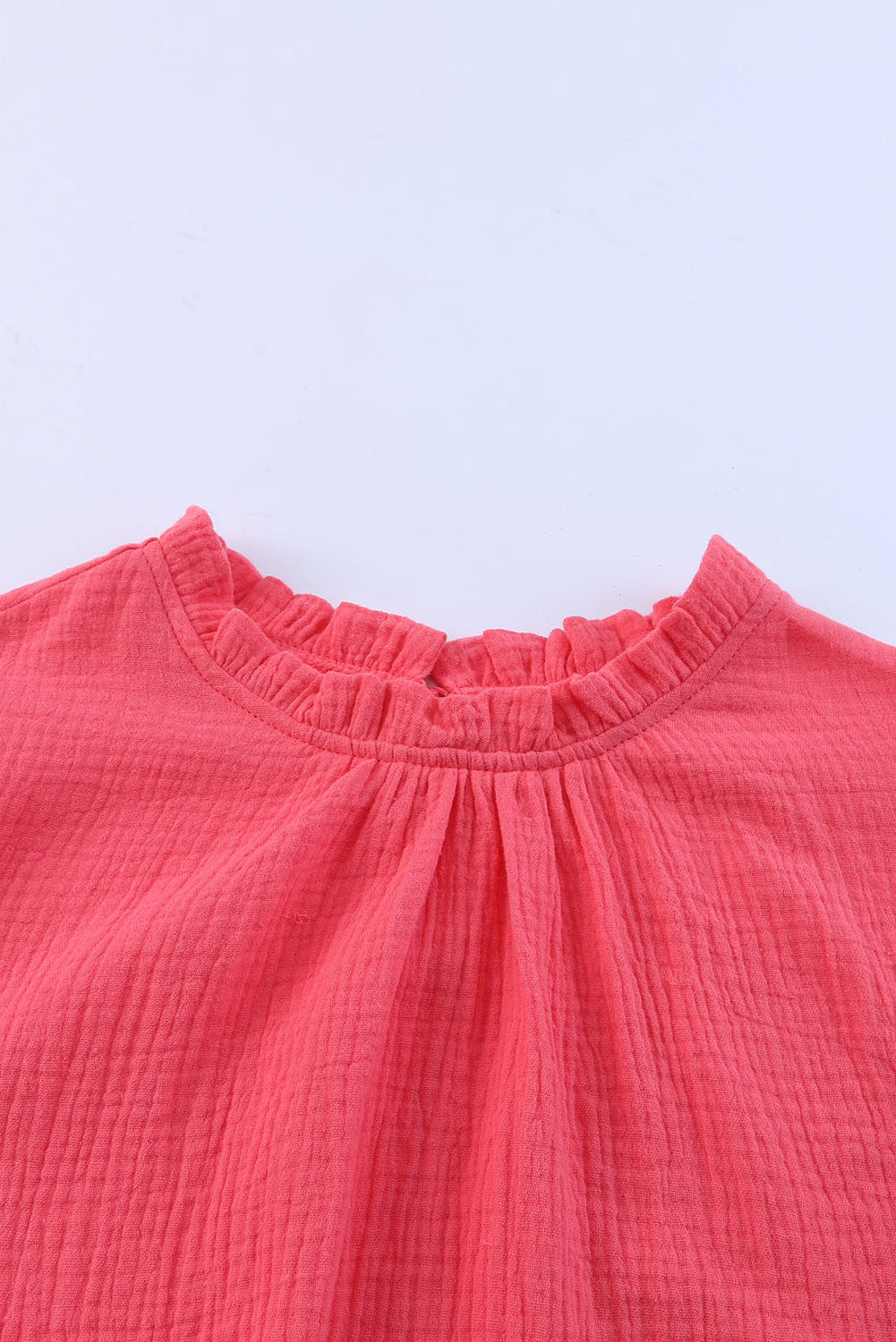 Blouse texturée froissée rose à manches bouffantes et à volants