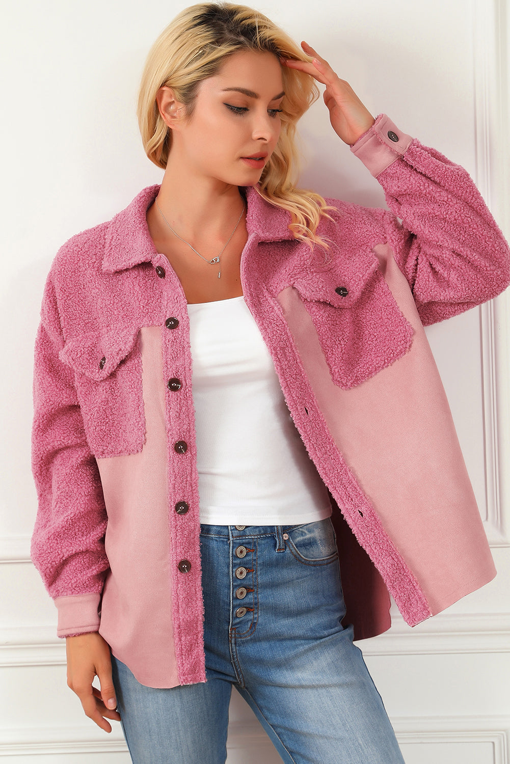 Veste sherpa rose avec poche à rabat boutonnée et color block