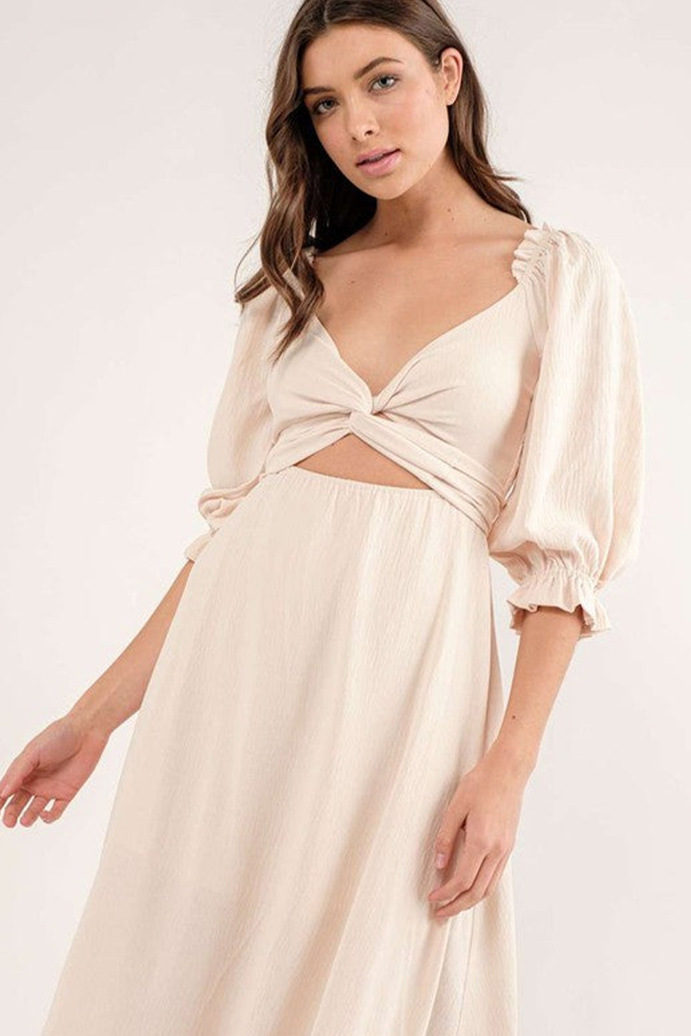 Robe longue beige à manches bouffantes et liens croisés découpés