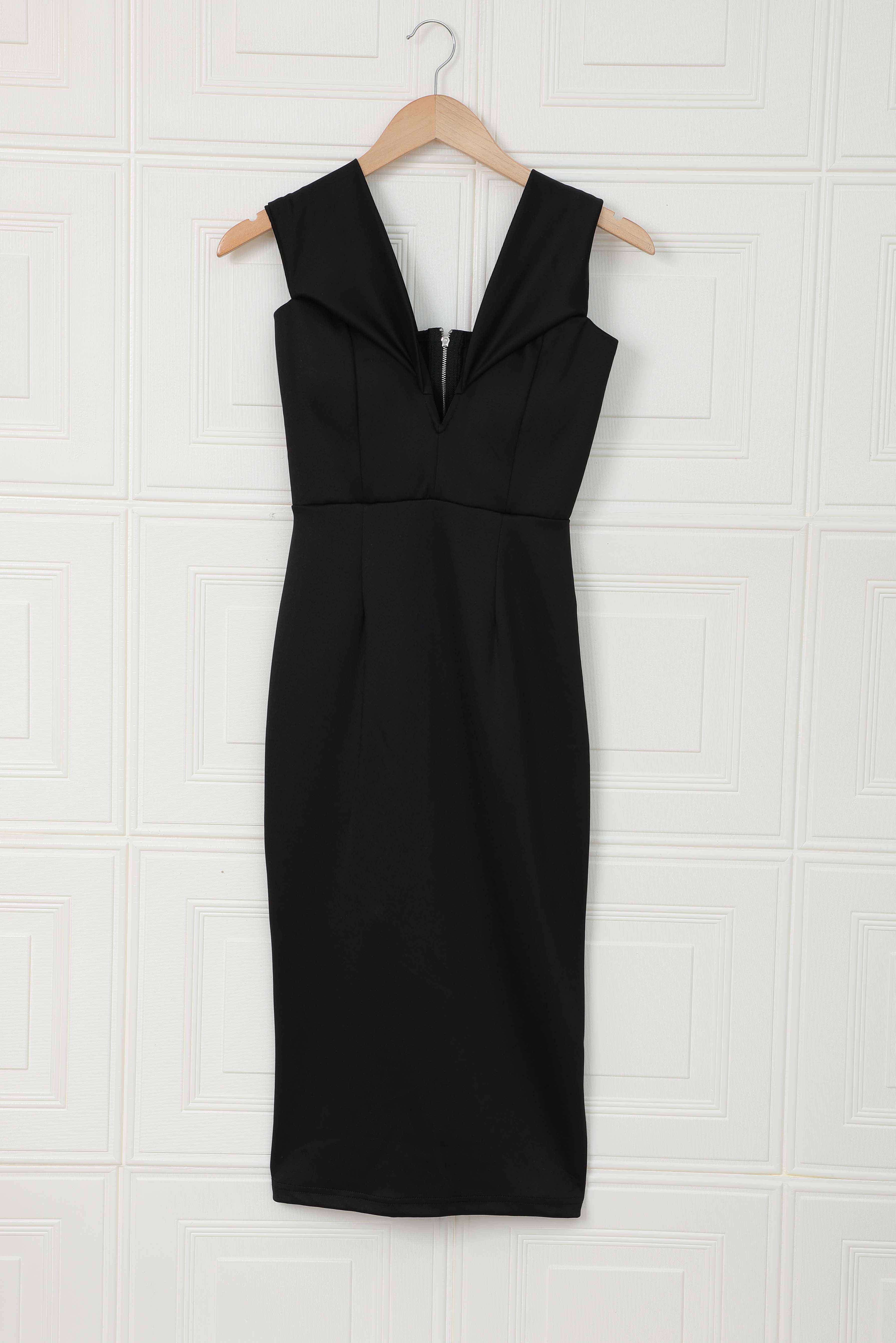 Robe midi noire à épaules dénudées