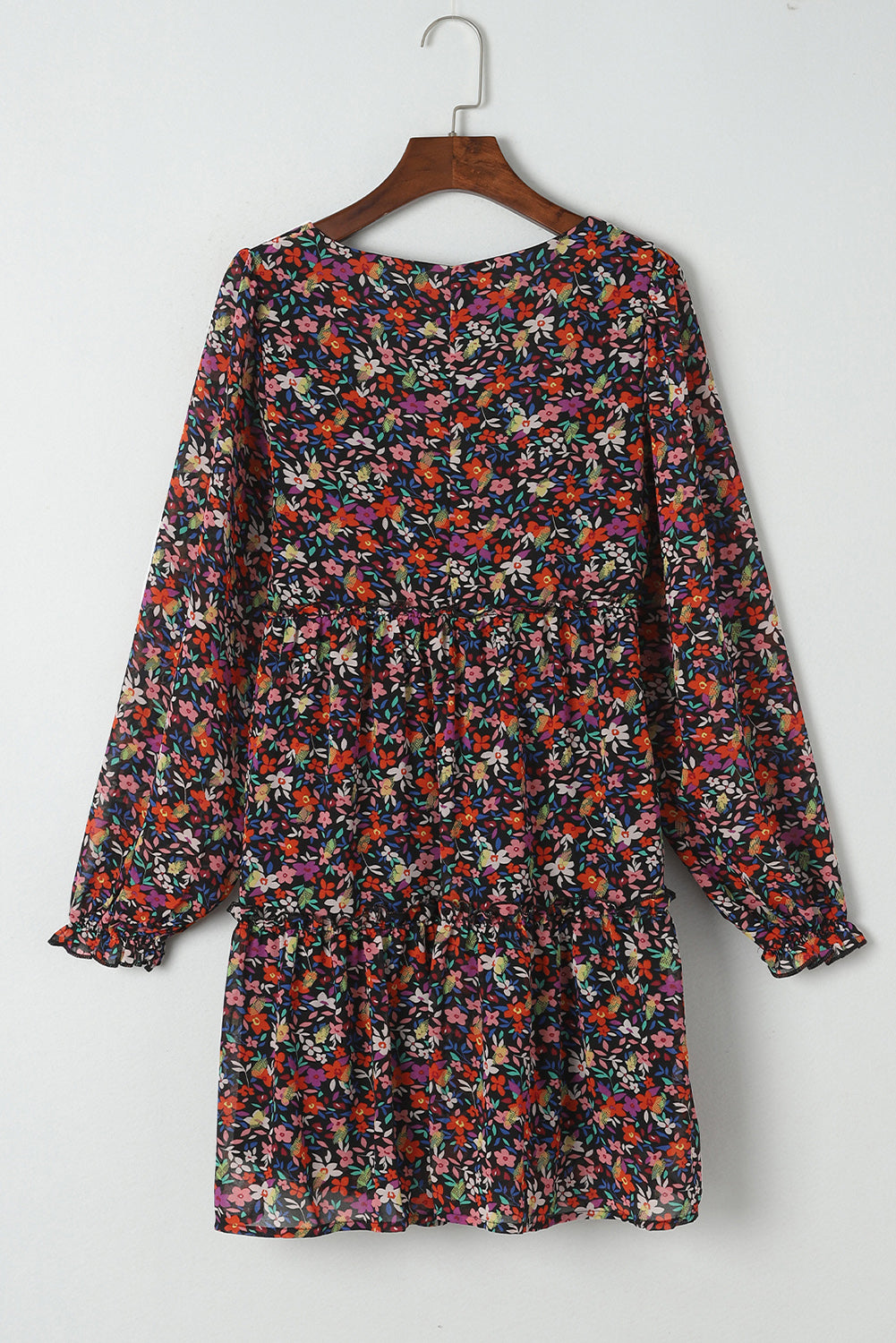 Blouse florale noire à col en V et manches bouffantes