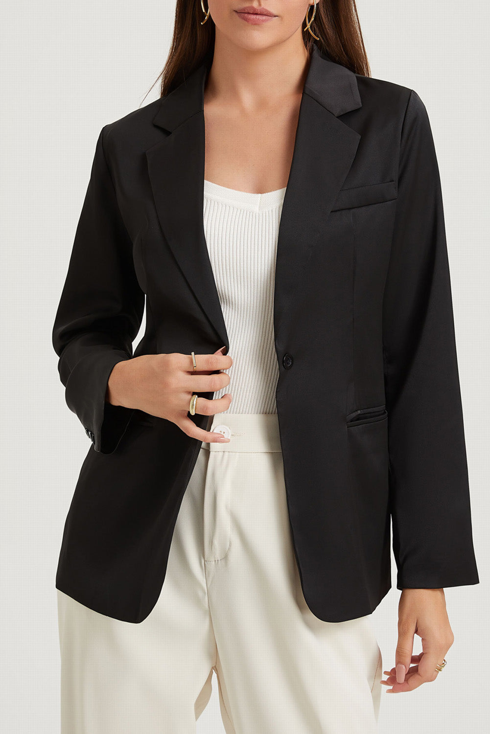 Blazer noir avec poches et bouton unique, col à revers