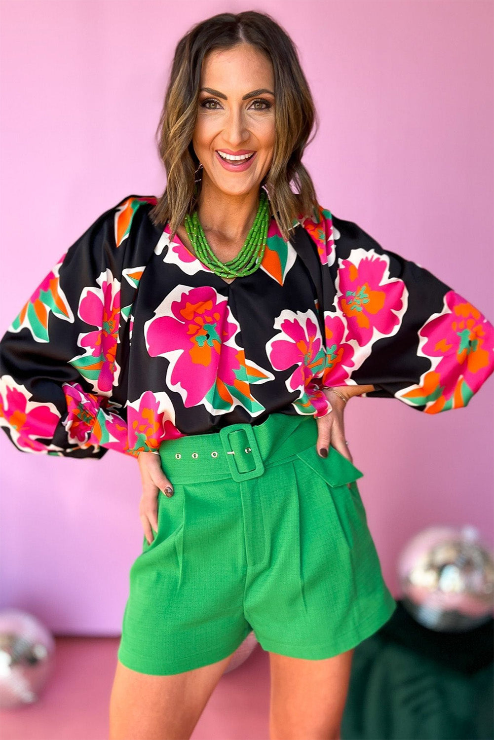 Blouse noire à manches bouffantes et imprimé floral