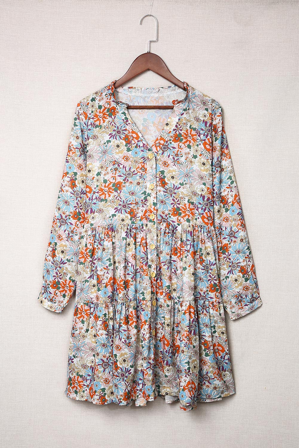 Robe florale multicolore à col fendu et boutons sur le devant