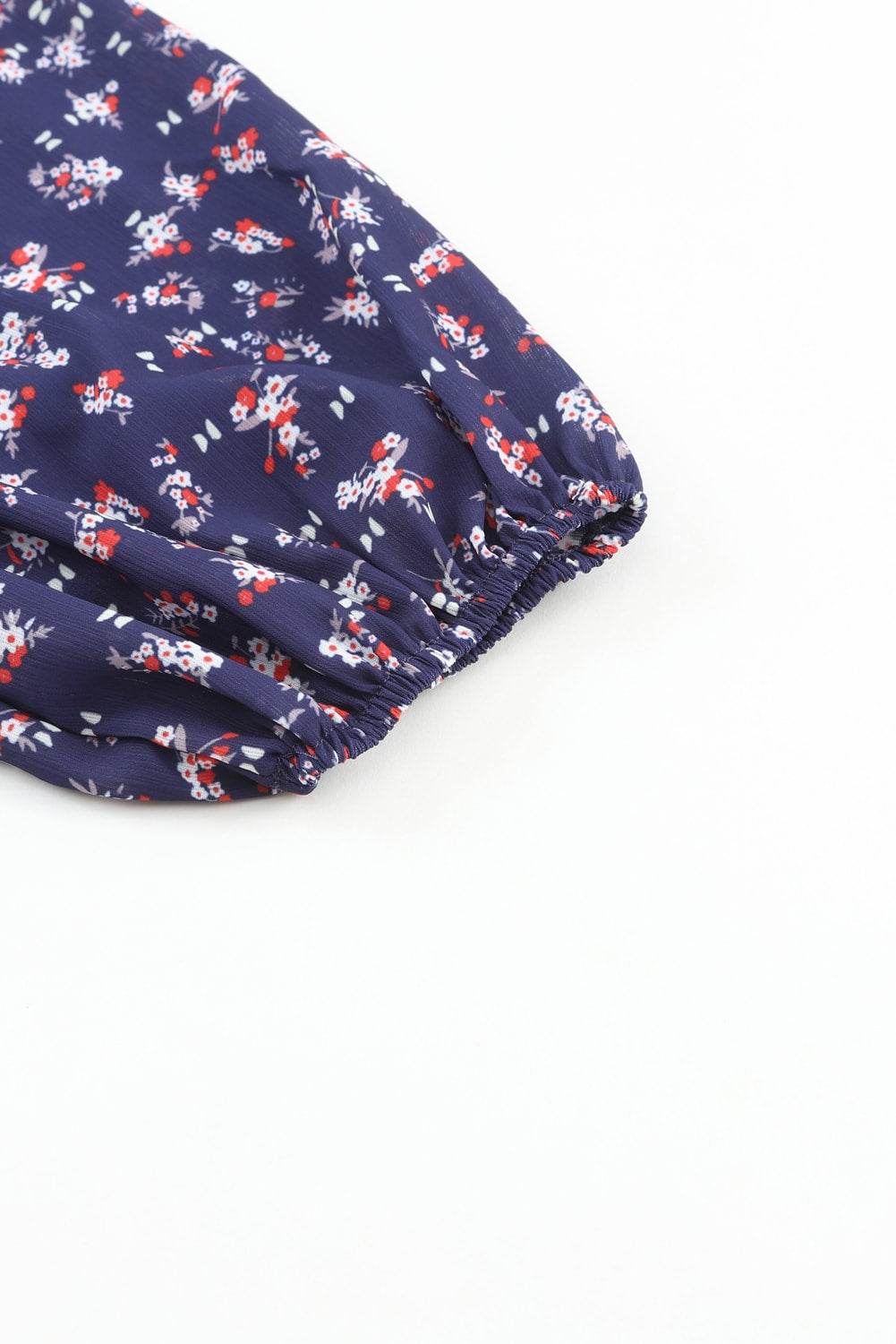 Robe bleue smockée à imprimé floral et manches bouffantes à col carré