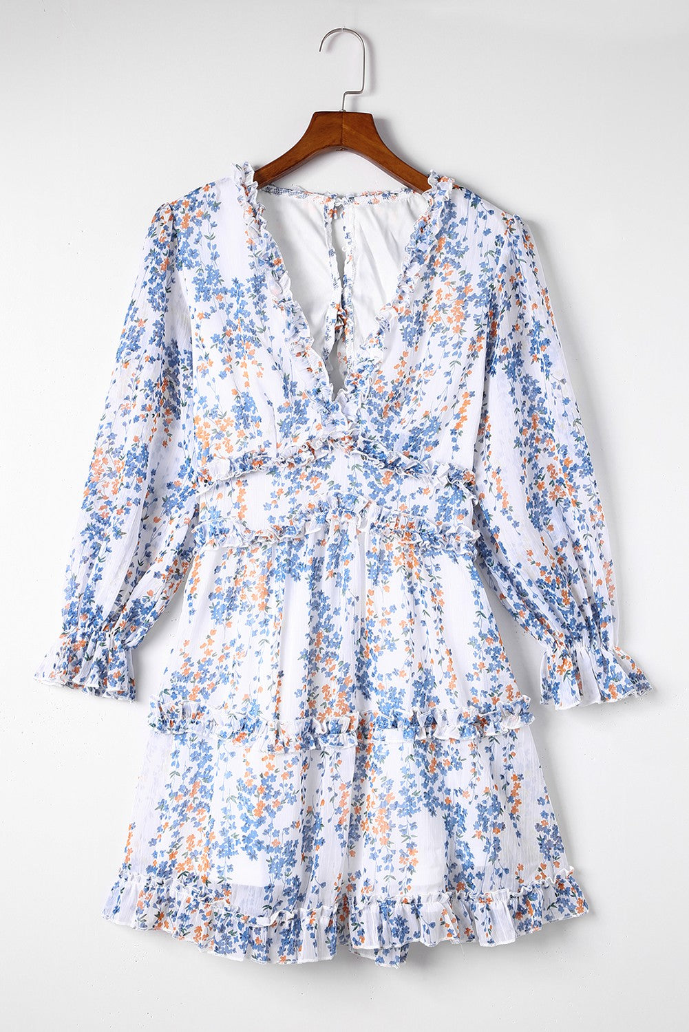 Robe florale bleue à volants et dos ouvert