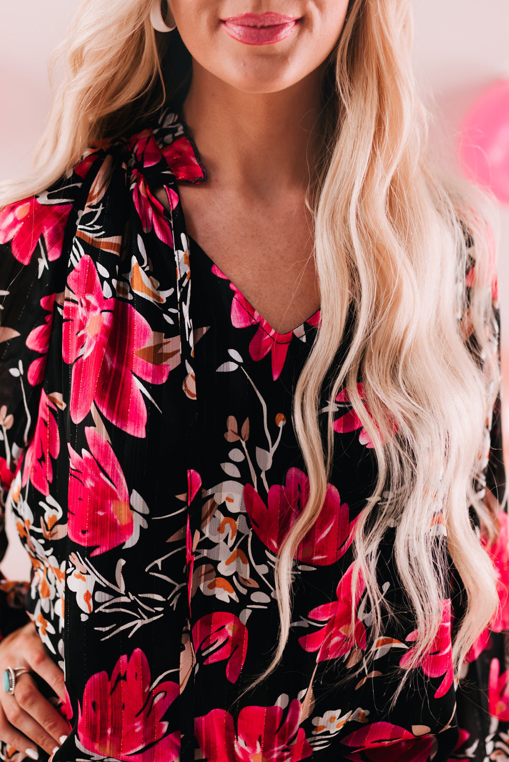 Blouse florale noire à col à volants 